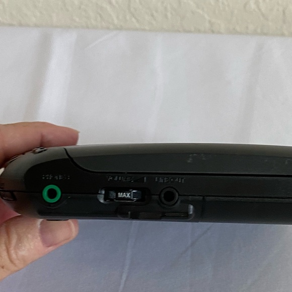 Sony Diskman Model D-142CK CD Player with Mega Bass.  Runs on 2AA batteries. - Picture 4 of 5